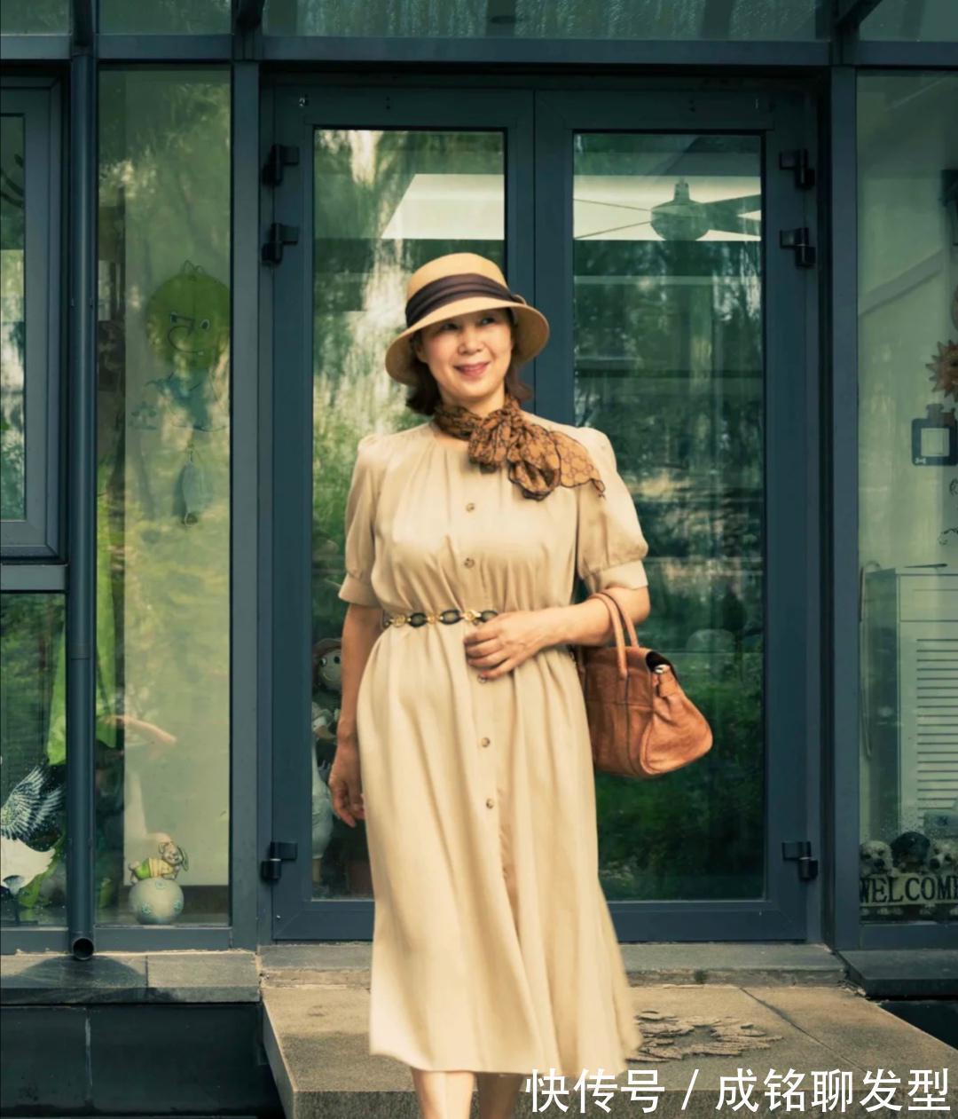 色彩|这位65岁奶奶的穿搭真养眼,端庄优雅不做作,时尚感不输年轻人