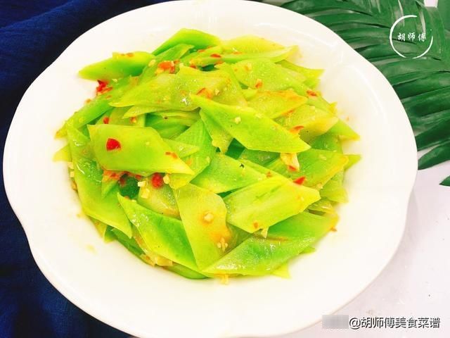 炒莴笋时，别直接下锅炒！厨师长教您一妙招，莴笋香脆爽口更入味