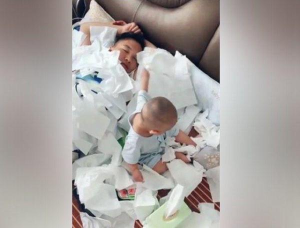 睡着|爸爸帮妈妈照看宝宝时睡着了,1岁宝宝用纸淹没了爸爸,笑翻妈妈