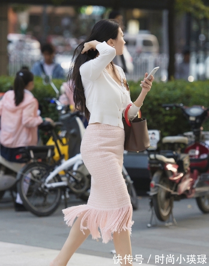 粉色调 裙有流苏,让你的气质更显优雅轻柔