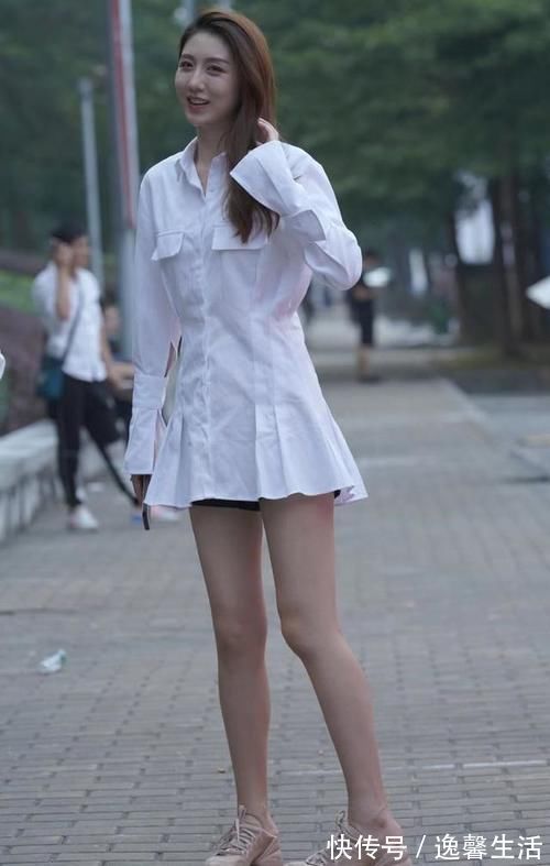 女孩 腿长的女孩就是漂亮,穿“衬衫式连衣裙“秀身材,性感又高雅