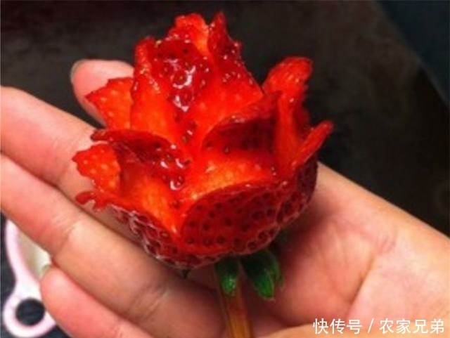 30秒完成一朵“草莓玫瑰花”,制作超级简单,赶紧学会发朋友圈