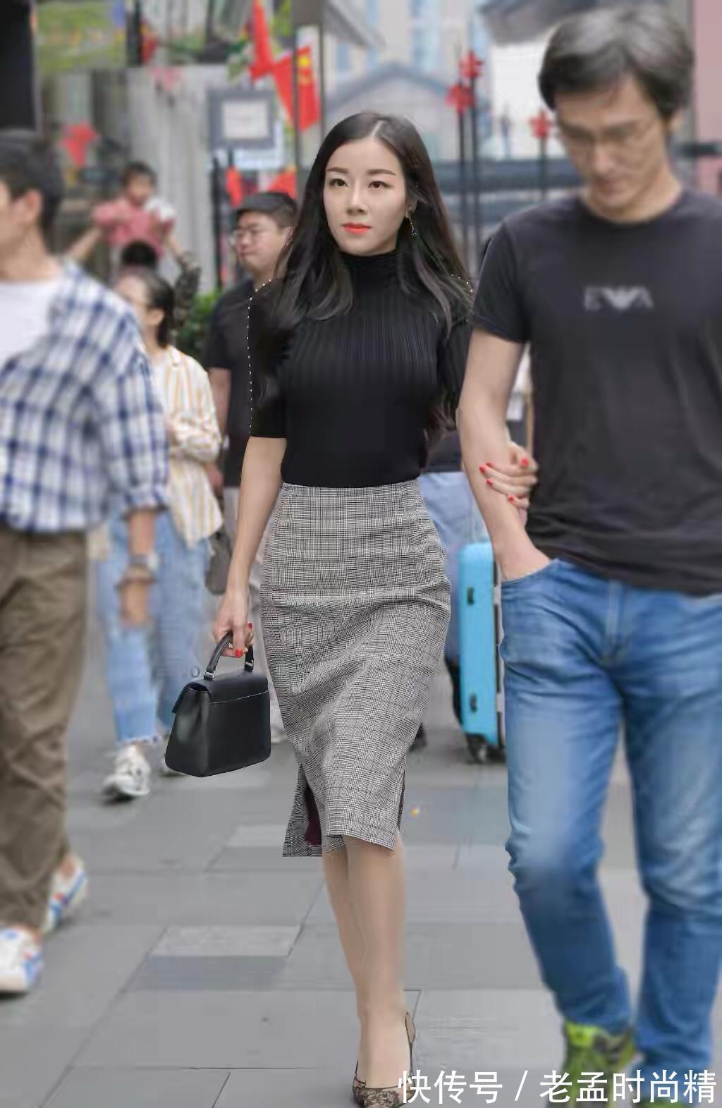 气质|气质女生就是会穿,黑色针织短袖衫配半身裙,成熟优雅又魅力十足