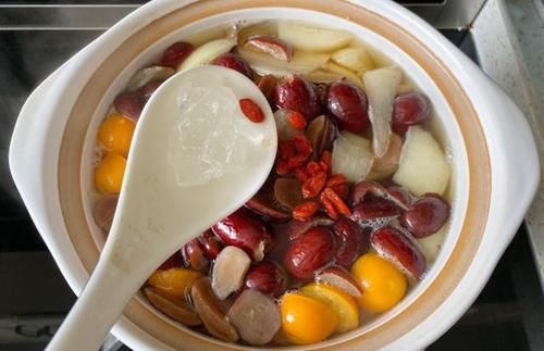 冬季，給家人做上一碗這樣的甜湯，潤肺止咳，價錢低廉