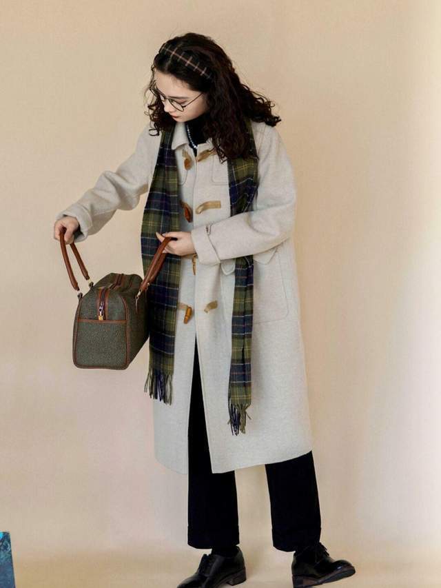 时尚博主 秋冬必备单品,少不了风衣的搭配,风衣+格子半身裙,时髦又洋气