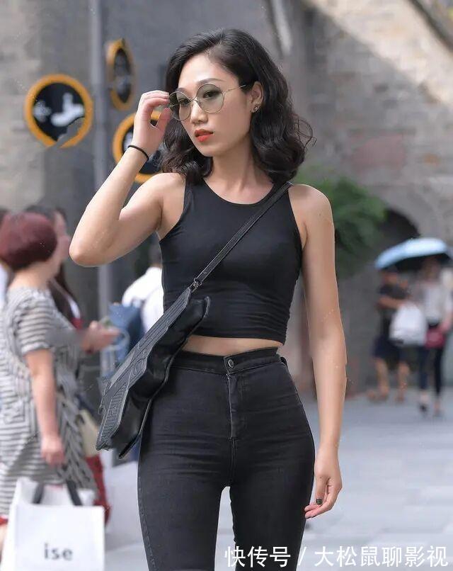 气质|气质长裙尽显优雅体态,薄薄的一身蓝色连衣裙搭配,轻盈自然迷人