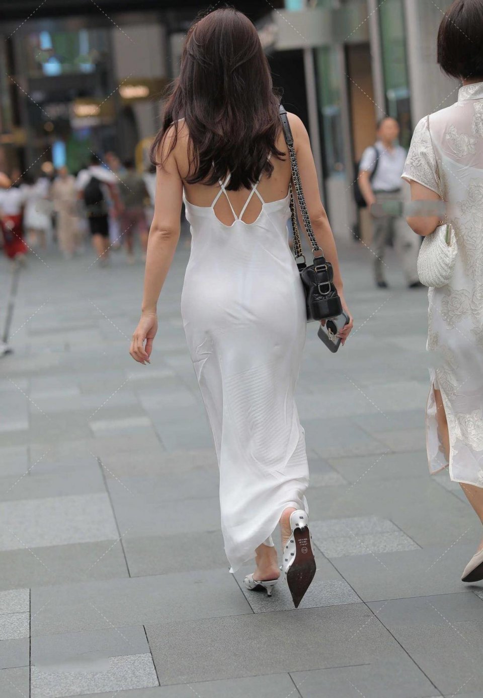 衣服|姑娘的衣服“花里胡哨”，现在的妹子还真敢穿！