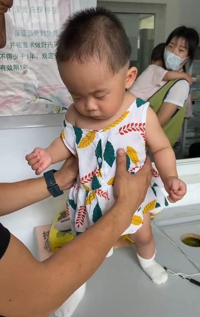 爸爸带宝宝去打针,宝宝企图“装睡”蒙混过关,爸爸叫醒方式亮了