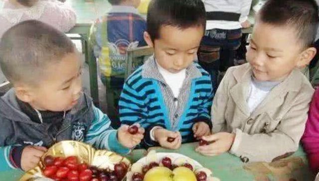 套路|幼儿园水果摆拍,一个苹果分给4个孩子吃,家长“套路”学费