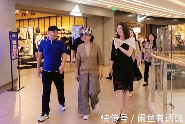 搭配|董明珠越老越时髦,穿开衫配渔夫帽气质变温柔,走路依然是霸总范