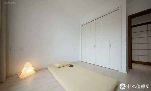 客厅|80后太太的“穷装”新居火了,大白墙不吊顶,却被评为最美盐系家