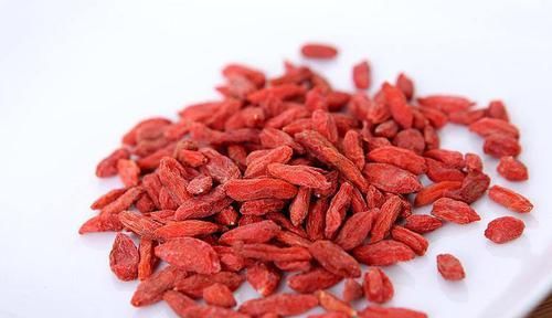 女性不想皱纹，多吃以下食物，养肝解毒，好吃又不贵