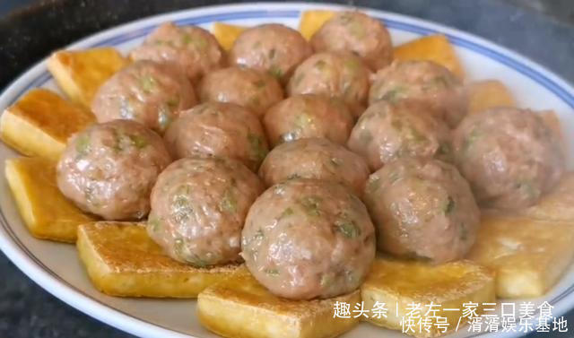 不剩|芹菜别炒着吃了,加一块豆腐,比红烧肉还香,上桌连汤汁都不剩!