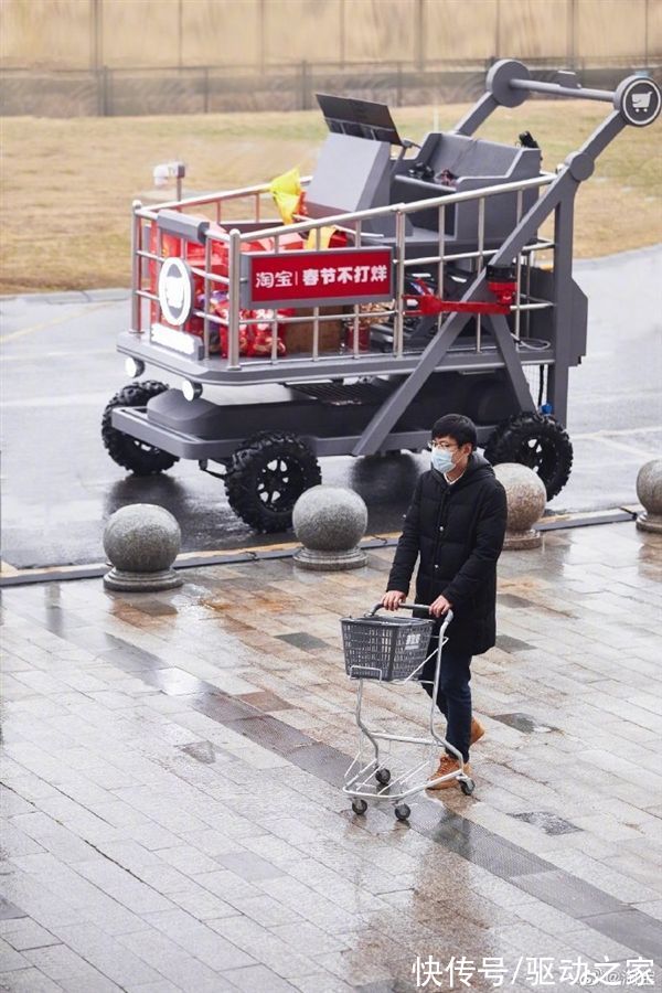 春节|淘宝造一辆巨型“购物车”堪比卡车 还开上了马路