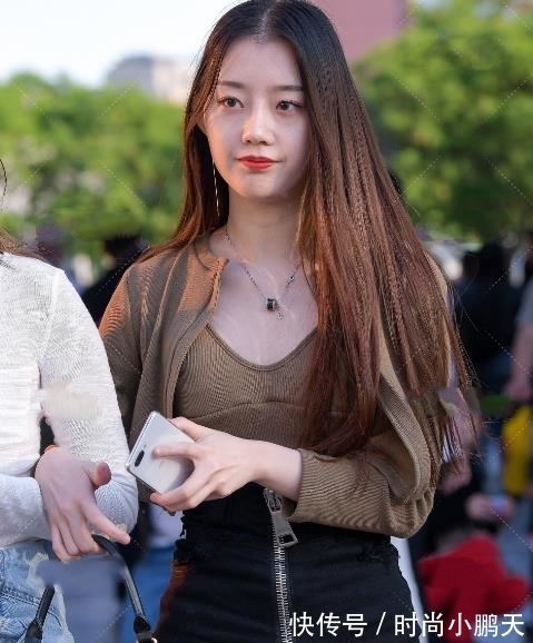 外套|棕色短款长袖外套,棕色运动内衣,搭配黑色高腰短裤时尚又精致