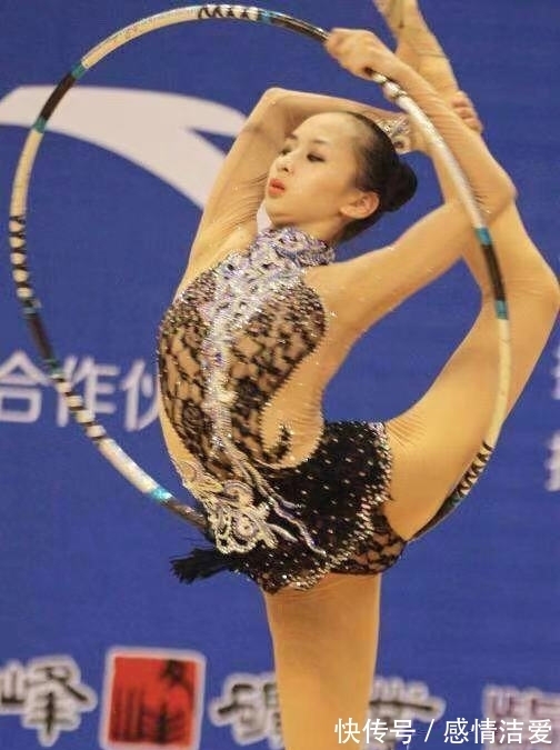 藝術(shù)體操表演的尷尬瞬間,淡定演完,心理強大!