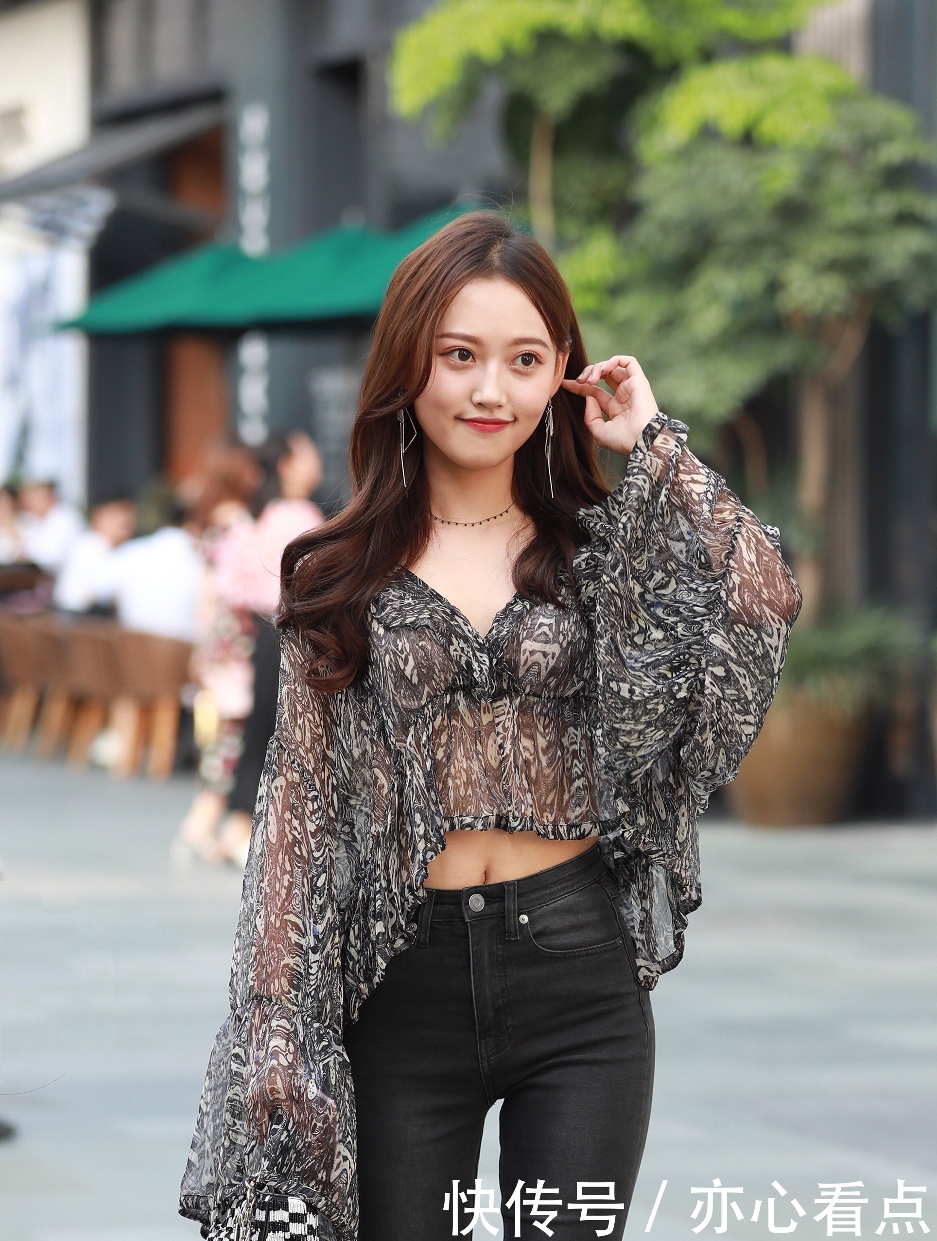 笑容|笑容甜美的小仙女,身穿蕾丝小短衫搭配黑色牛仔裤,美的让人沉醉