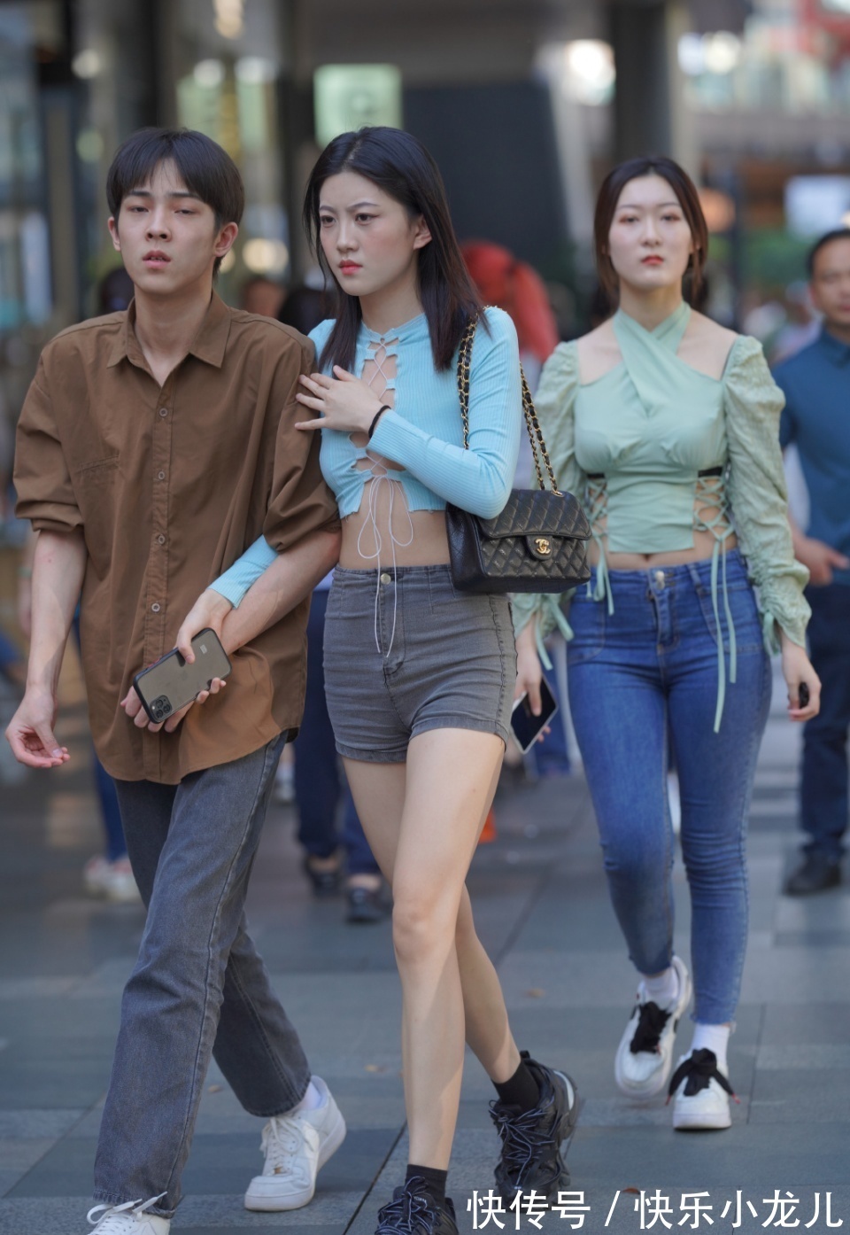 小姐姐 夏日时尚的穿搭,选择蓝色短款T恤,轻松让你成为人群的焦点!