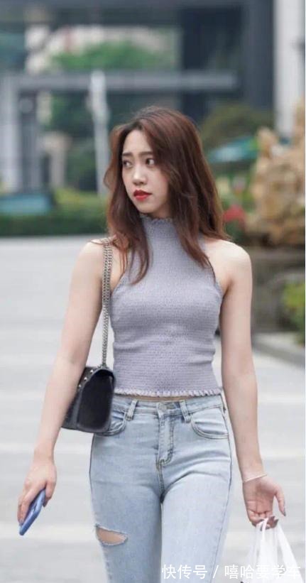 露肩小衫 破洞牛仔裤搭配露肩小衫,时尚靓丽显身材,甜美清新惹人爱!