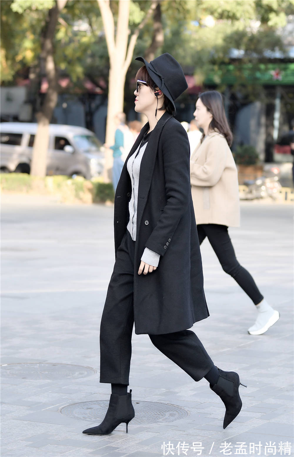 搭配|黑色尖头细跟短靴,搭配七分长裤,黑色风衣更显潇洒