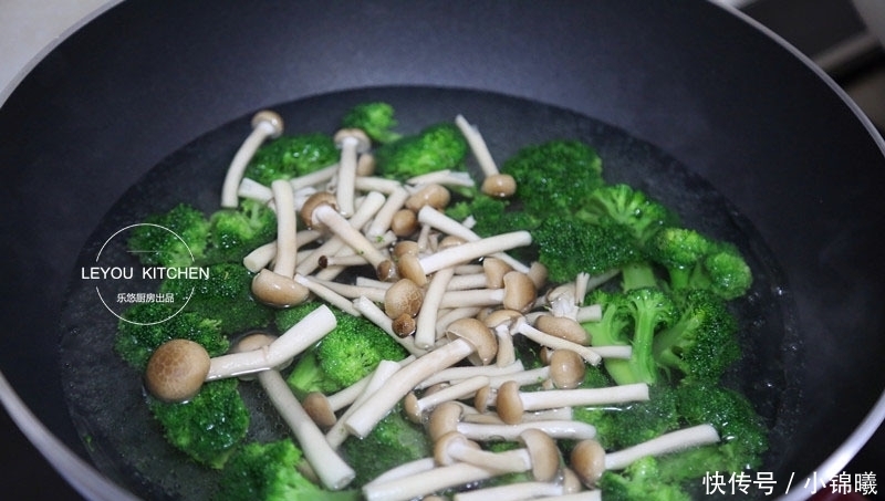 没怎么调味，却很鲜美的一道菜，热量不高，常吃大肚腩越来越小