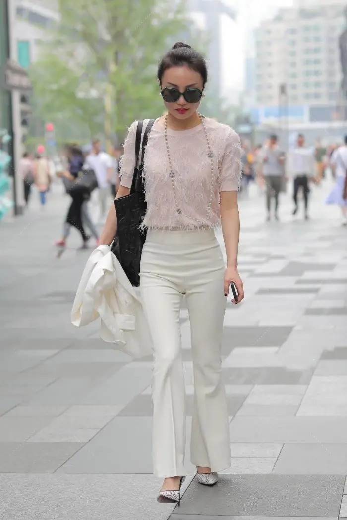 有此倾城好颜色,天教晚发赛诸花,休闲个性喇叭裤穿出个性和魅力