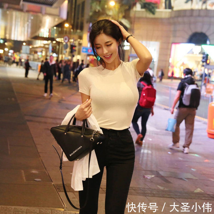 腰带|美女街拍:白色长袖连衣裙,配合腰带修身,加上靴子衬托,非常有气质