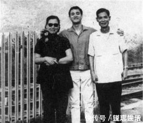 李海泉|一代功夫巨星的罕见照片:李小龙和父母合影,与父亲切磋武术!