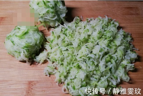 一个萝卜，2个鸡蛋，不用发面，教你这样做馅饼，营养又味美