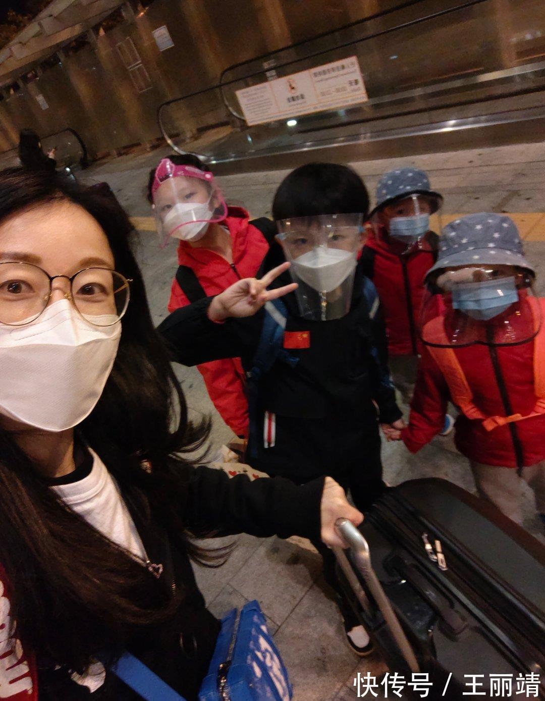 中国网球|中国网球传奇晒1人带4娃照片,家住香港豪宅,院子大到可以打球