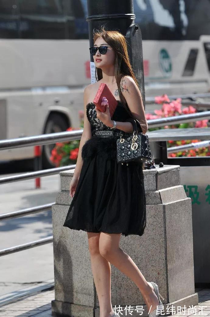 连衣长裙 连衣裙搭配高跟鞋,展现出匀称苗条的身材,非常漂亮