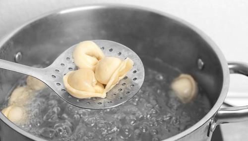 煮饺子,最忌水开直接下锅煮,牢记4点,饺子劲道好吃不破皮