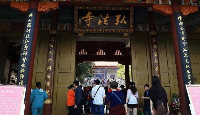 深圳香火旺盛的一座寺庙，依山拾级而建，对外不收取门票