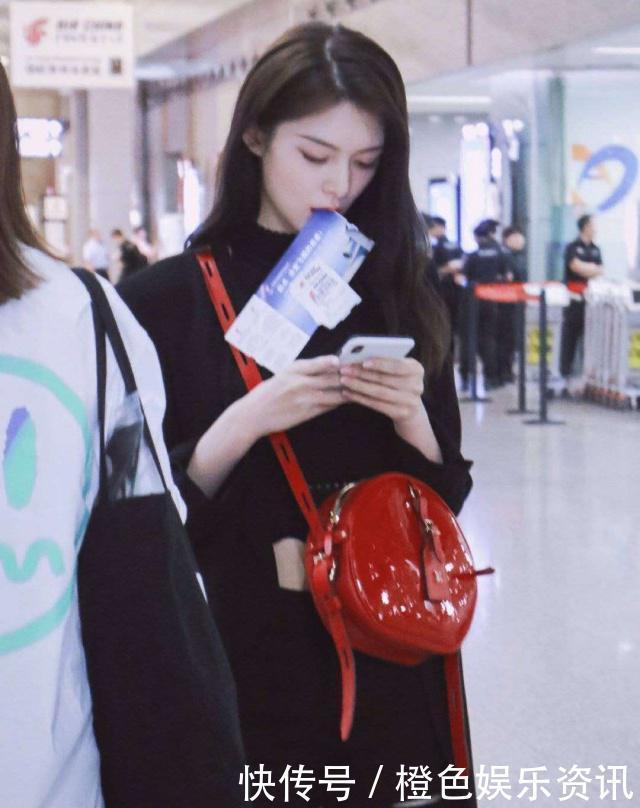 面膜|傅菁现身酒店,边走路边敷面膜,是精致女孩没错