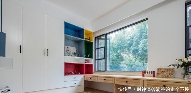 地台|卧室别买床了，如今流行这种“无床”设计，增加收纳连衣柜都省了