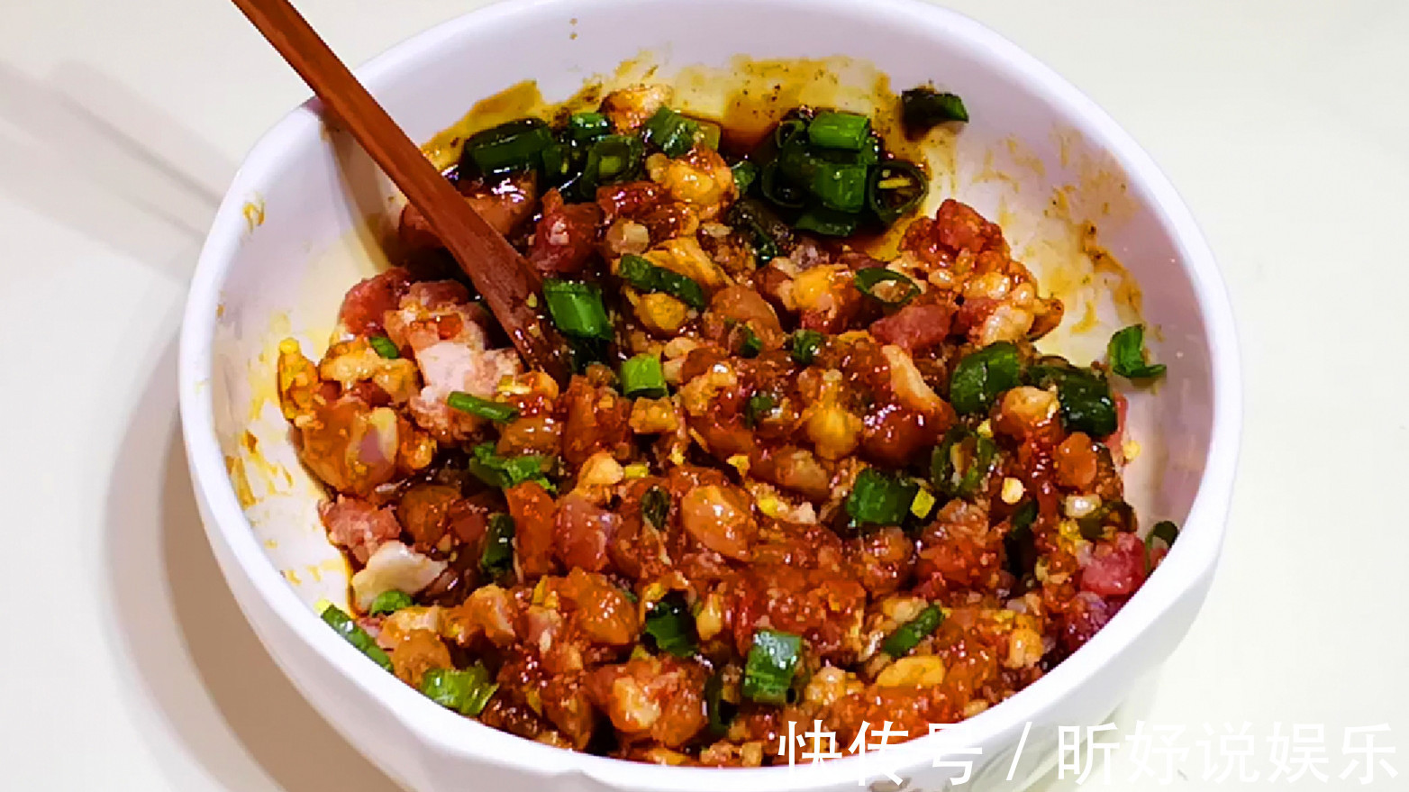 拌饺子馅时别只会加花椒水,学会这拌馅诀窍,饺子又鲜又香不油腻