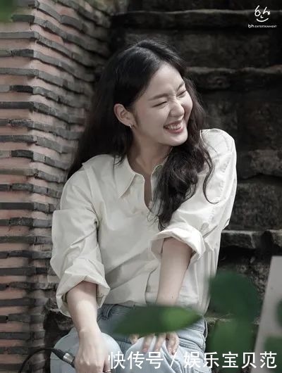 双眼皮、一字眉已经过时了，现在的美女标准是这样……