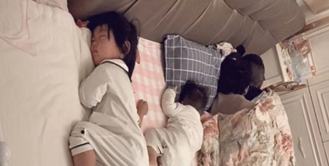 一家|一家4口睡觉照片火了,父母秀恩爱,两个孩子索性“抱团取暖”