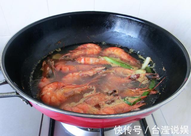水煮大虾时，有人放盐有人放醋，大厨教你正确做法，香嫩还不腥
