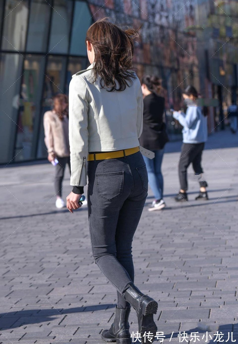 显高显瘦 街上最美辣妈:有钱的女人不一定有气质,但有气质的一定不差钱!