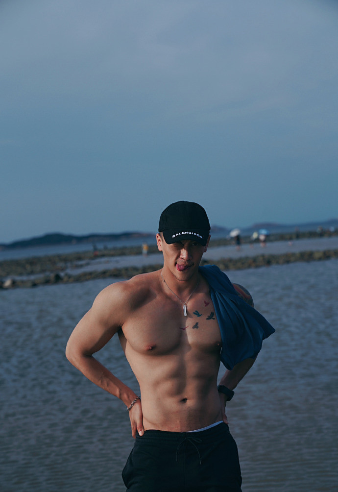 名媛|拥有漂亮公狗腰的肌肉名媛, 健身房就是大熔炉, 小长假坚持训练!