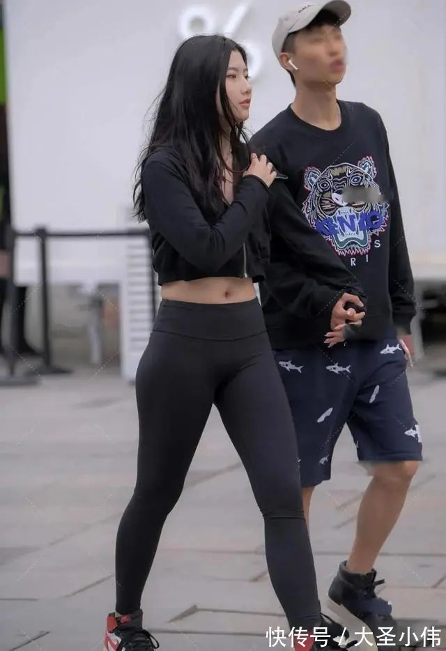 运动鞋 美女街拍:时髦美女的打底裤很简单,展现出少女的艳丽身材,清爽出众