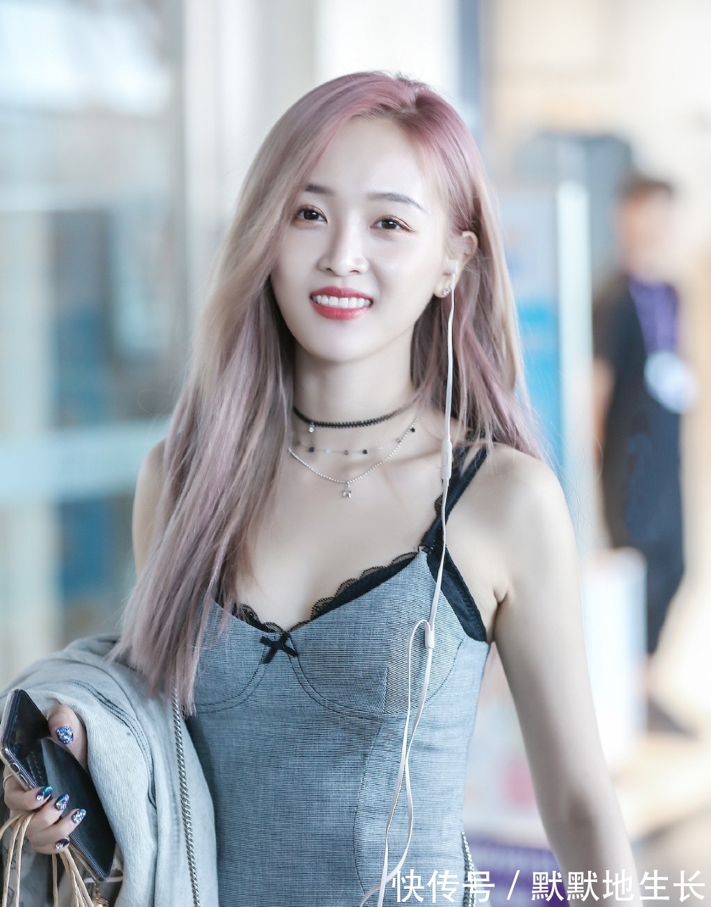 大长腿|吴宣仪可真会穿,修身吊带裙配黑色短靴,秀“漫画腿”强势吸睛