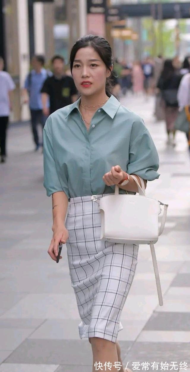 半身裙 灰绿色衬衫搭配白色格纹半身裙,基础款单品简单易搭,谁都能穿