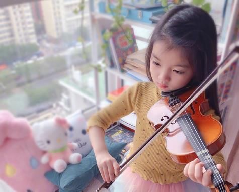 还记得阿拉蕾吗？被过度消费后，网友质疑：这还是6岁的孩子吗？