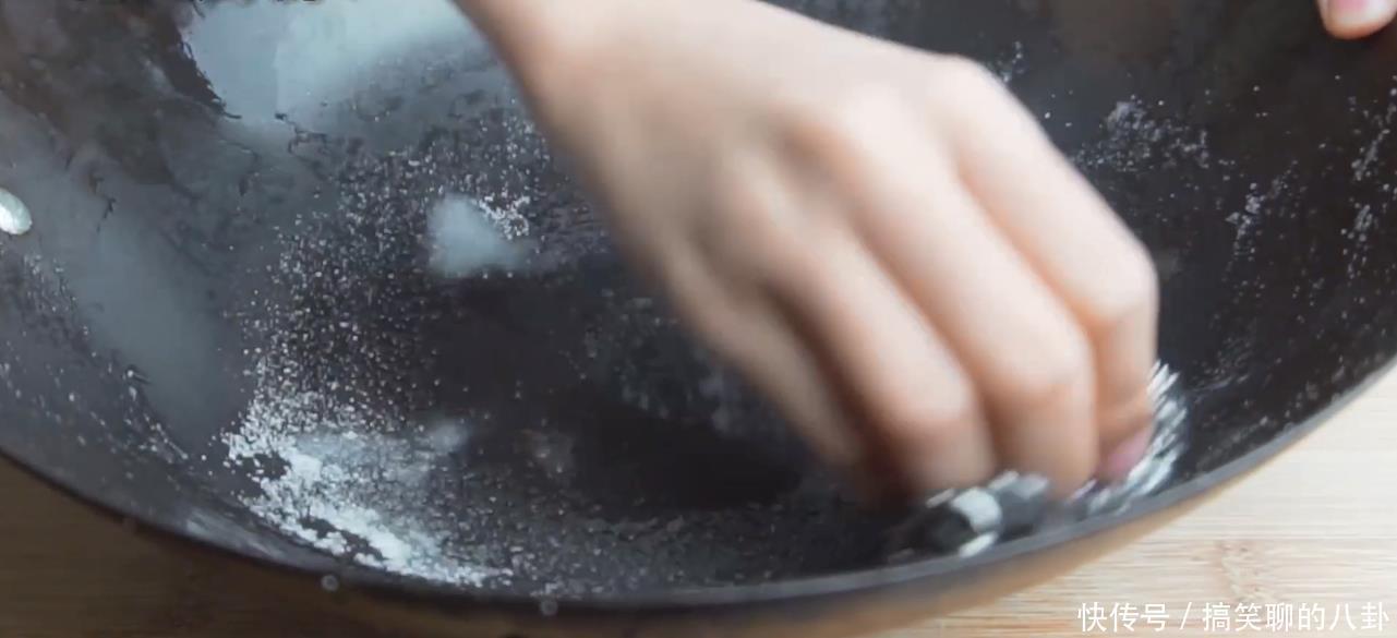 铁锈|铁锅生锈不要扔,教你一招,铁锅变身不粘锅,以后都不会生锈了