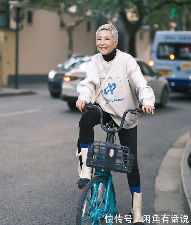 马丁靴 60岁奶奶才不服老,穿高帮靴骑单车出门,一头白发还剪寸头太拉风