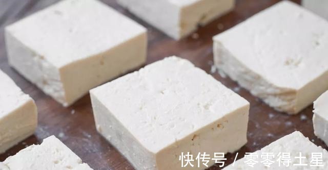 天冷了，想吃豆腐不用买，1把黄豆1杯醋，教你在家做，鲜嫩又好吃！