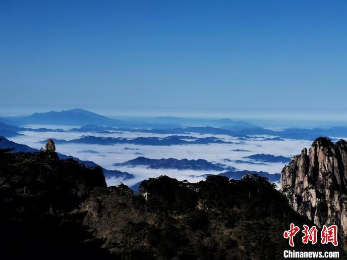 大年初二安徽黄山云海奔涌　游客登山兴致浓