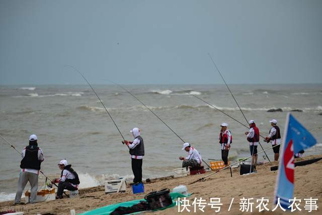 四川一男子黄河野钓遇怪鱼,长长的尾巴形似黄辣丁,网友:赚大了